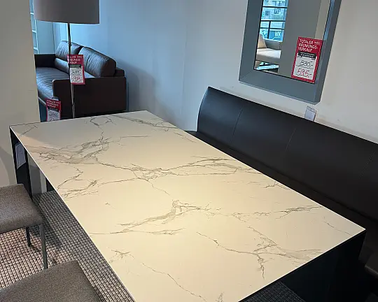 Esstisch „Nori“ von Kristalia – Dekton Aura – Gestell schwarz - Esstisch „Nori“ von Kristalia – Dekton Aura – Gestell schwarz