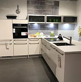 Moderne L- Küche mit Kochinsel
