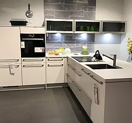 Musterküche: Nobilia Moderne L-Küche mit Kochinsel