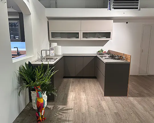 Moderne Einbauküche mit hochwertigen Miele & AEG Elektrogeräten - Laser 615