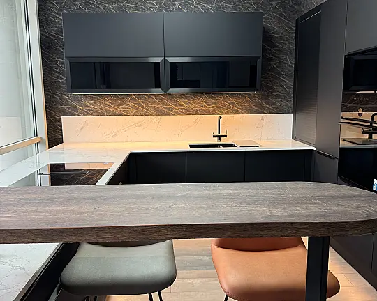 Modell Senso in Schwarz Premium matt mit hochwertiger Bosch Ausstattung - Grifflosen Line N-Konzept