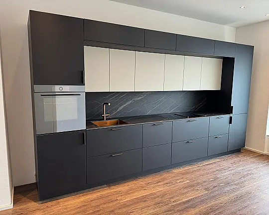 Extravagante Designzeile mit erlesenen Materialien wie Keramik - Holz - Kupfer - Leder - HPL - Unico