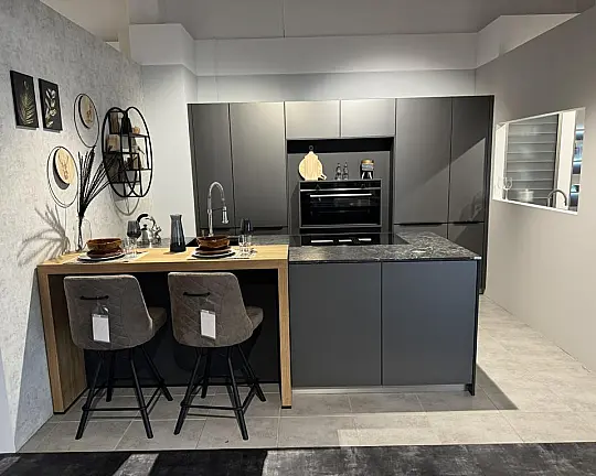 Moderne Küche mit Kochinsel und Naturstein-Arbeitsplatte - Smartglas matt SGM