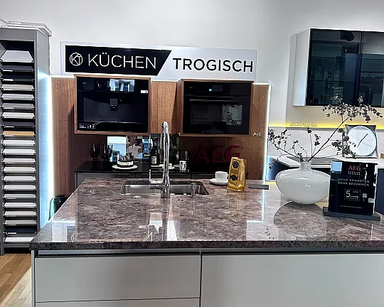 Hochwertige Kochinsel inkl. Natursteinplatte - Aussergrwönliche Kücheplanung