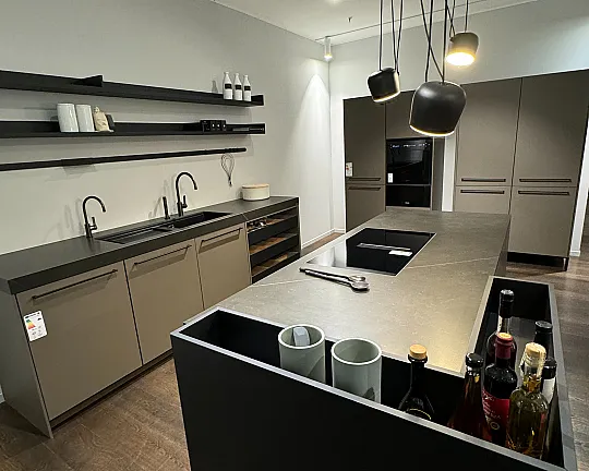 Designküche urban mit Neolith Arbeitsplatte - SC45 umbra samtmatt und schwarz matt
