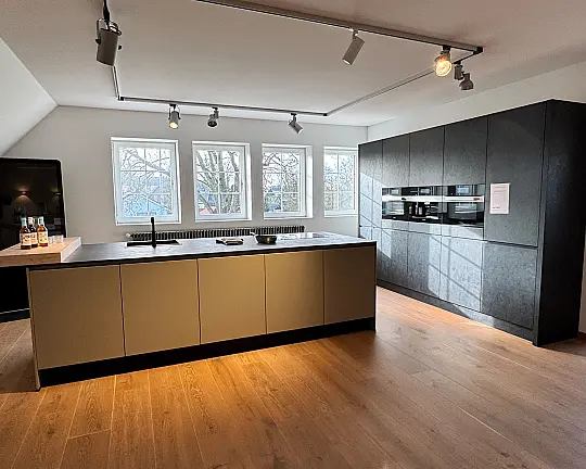 Häcker Küche in Mattlack umbra / Spachtelbeton Optik, schwarz - Häcker PORTO SELECTION