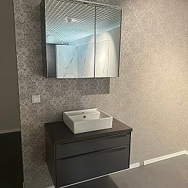 Badezimmer Waschtisch mit Spiegelschrank und Beleuchtung