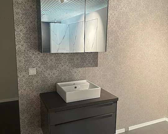 Badezimmer Waschtisch mit Spiegelschrank und Beleuchtung - Badmöbel-Set in Schiefergrau Hochglanz