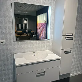 Badezimmer Waschtisch mit Spiegel und Beleuchtung