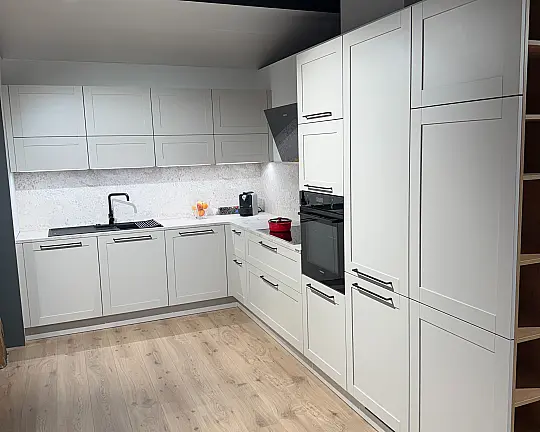 Moderne Ausstellungsküche in L-Form mit Hauswirtschaftsraum und Siemens Geräten - Chester Sahara/Manhattan Chalet Eiche/Manhattan Uni Magnolia