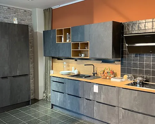 Musterküche Häcker COMET MAX in Spachtelbeton mit Alteiche natur - M110 Comet Max