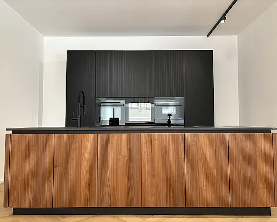 Design Küche Echtholzfurnier Nußbaum Furnier - Grfflosküche  Echtholz  Furnier Lamelle Nussbaum kombiniert mit Eiche Furnier schwarz