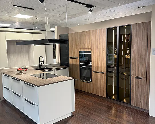 Moderne Ausstellungsküche in U-Form mit Siemens Geräten - Evora Lack Greige/Manhattan Walnuss Havanna