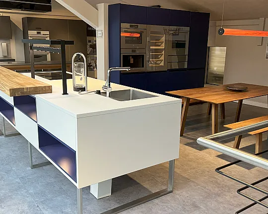 Grifflose Designer Luxusküche in Mattlack und Fenix- Oberfläche sowie elektrischen Auszügen - Exklusive Premiumküche