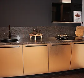 Goude keuken met granieten werkblad
