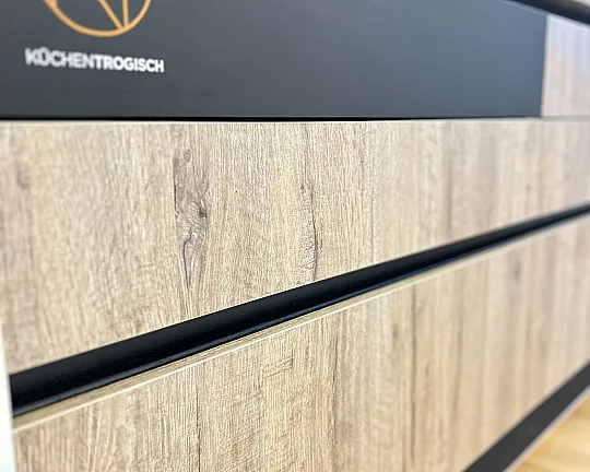 Edle Holzstruktur mit schwarzen Akzenten - Küchen Trogisch