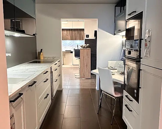 Moderne Landhausküche in Arctisweiß und Blaugrau - Hot