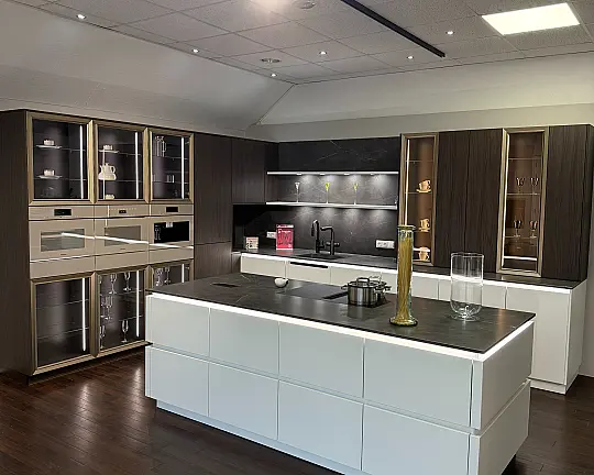 Moderne, grifflose Funktionsküche in L-Form mit Insel und Miele Geräten - Pearl Weiß/Leaf Noce Marone