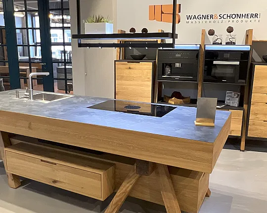 Massivholzküche in Eiche mit Zeile und Insel - Neos Wandmodul & Werkbank in Massivholz Eiche