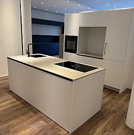 Ein Klassiker mit bester Ausstattung und schönen Details. Quarzstein | Mattlack | Gaggenau | Bora | Neff | Liebherr | Dornbracht