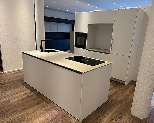 Ein Klassiker mit bester Ausstattung und schönen Details. Quarzstein | Mattlack | Gaggenau | Bora | Neff | Liebherr | Dornbracht - Poblowhite