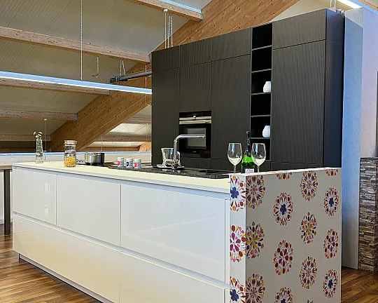 Stilvolle Küche mit Kochinsel in Hochglanz und extra großem Hochschrank für viel Stauraum - L16 361 Weiß Hochglanz und 547 Stripe Wood Coffee
