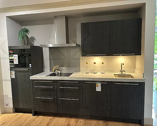 Häcker Ausstellungsküche Echtholzfurnier AV 6021 mit Rille, moderne Landhausküche mit Relinggriffe und Granit Arbeitsplate - AV 6021 Eiche Echtholzfurnier