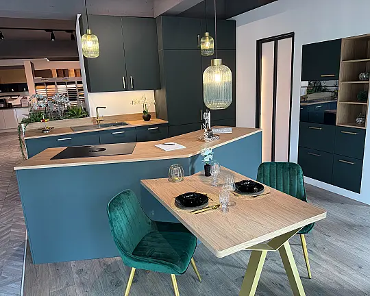 Schicke, moderne Küche mit Insel, Ansatztisch und V-Zug Geräten - Resopal Pro - Moonlight Green