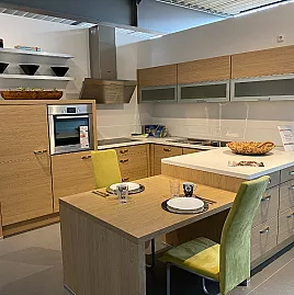 Gemütliche U-Küche in Holzoptik, Farbe Wildeiche,  mit Ess-Platz