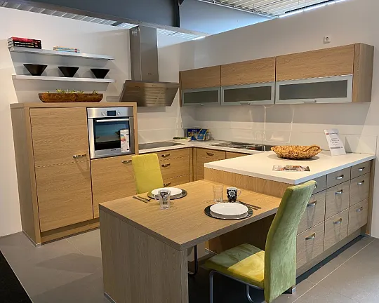 Gemütliche U-Küche in Holzoptik, Farbe Wildeiche,  mit Ess-Platz - MK 22