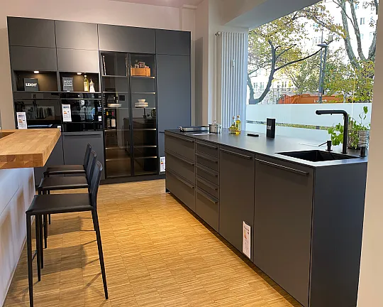 Ton in Ton - Carbongraue Küche + schwarze Arbeitsplatte - Bondi