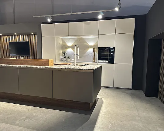 NX902 Glas matt platin mit SENSA Natursteinarbeitsplatte & Keramiknische in DEKTON REM - NX902 Glas matt platin mit SENSA Natursteinarbeitsplatte & Keramiknische in DEKTON REM