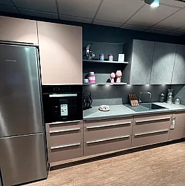 Musterküche im trendigen Farbmix Koralle mit Basalt Taupegrau abgesetzt inkl.  E Geräten, außer Kühlschrank !