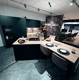 Musterküche im angesagten Schwarz (Antifingerprint) mit Eiche (Nachbildung) abgesetzt OHNE E-Geräte !!