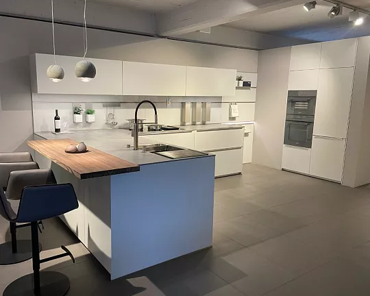 Moderne Küche mit Keramikarbeitsplatte und Glaspaneelen - NX510