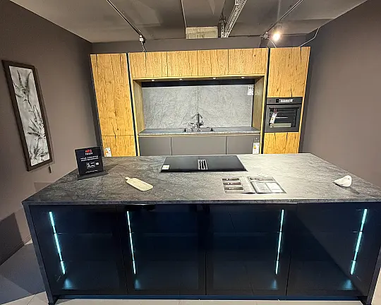 Moderne Design-Inselküche - Salzburg 364 Schwarz Seidenmatt | Östersund Balkeneiche furniert (New Oak 312)