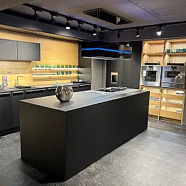 stimmungsvolle LEICHT-Küche Fenix schwarz matt mit Alpineiche hell kombiniert
