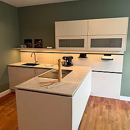 Warme Eleganz in Crema Magnolie – Häcker AV1000 mit edlen Bronze-Akzenten