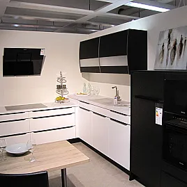moderne Einbauküche mit schwarzer Griffleiste