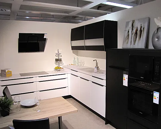 moderne Einbauküche mit schwarzer Griffleiste - Ferna/Stadum