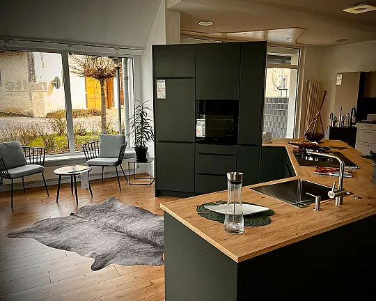 Trendfarbe "GRÜN" / Küche mit raffinierter Garderobenlösung - Soft-Lack Black Green