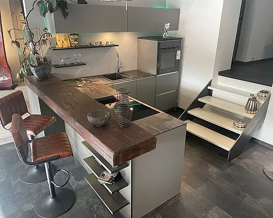 L-Küche mit Bartheke als Raumteiler - Uni-Matt Lacklaminat matt in Achatgrau mit eingelassener Griffleiste