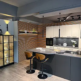 Moderne Küche in zwei Farben mit Insel und Siemens Geräten