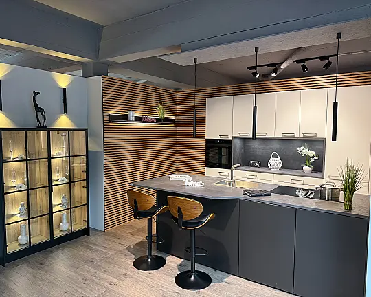 Moderne Küche in zwei Farben mit Insel und Siemens Geräten - Smart-M - Achatweiß/Black Metallic