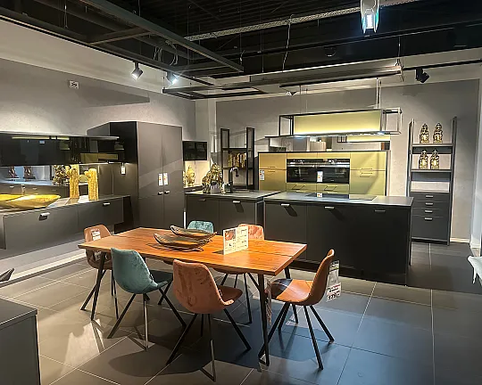 Schwarz seidenmatt mit Gold abgesetzt und Naturstein Arbeitsplatte - Industrial Style Küche, Insel- und Zeilen-Blöcke