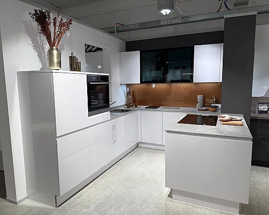 Moderne Nolte Küche in Zeitlosem Design - Alpha Lack