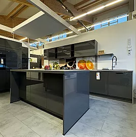 Moderne Einbauküche in Hochglanz Grau mit Kücheninsel und Hängeschränken