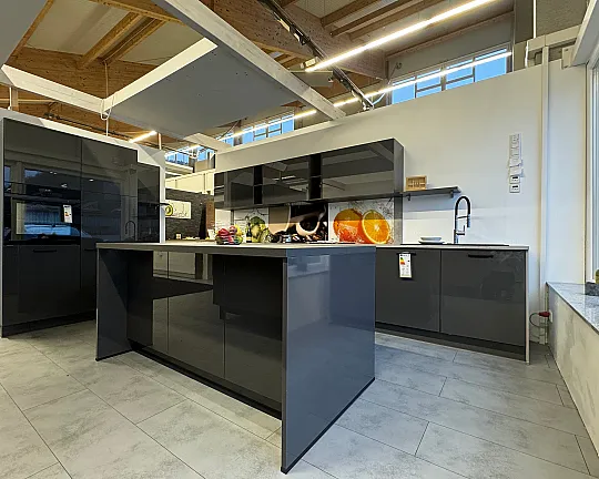 Moderne Einbauküche in Hochglanz Grau mit Kücheninsel und Hängeschränken - F25 Fine Lack, Graphit Hochglanz