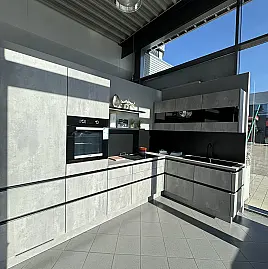 Moderne L-Küche in Concrete Grey mit schwarzen Akzenten