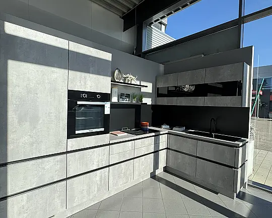 Moderne L-Küche in Concrete Grey mit schwarzen Akzenten - Moderne L-Küche in Concrete Grey mit schwarzen Akzenten